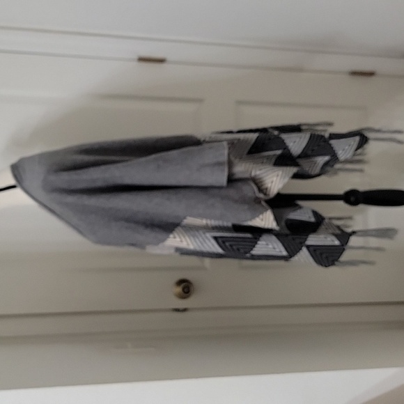 Peace n' Love Black, White & Gray Knitted Fringed Cape / Shawl. NEW with Tag - Picture 5 of 15